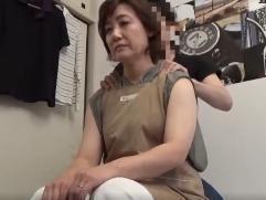 家事代行。マッサージから感じさせられ裸体を露わにハメられる50歳の家政婦さん。フェラって激イキハメ撮りセックス