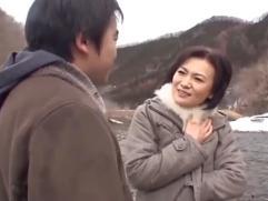 ＞母子水入らずでの温泉旅行「母さんの事ずっと好きだった」熟した身体が服を脱がされ始まる禁断の性交