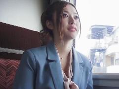 ＜ハメ撮り＞医師の旦那を持つ新婚の若妻が温泉旅行をしてのAV出演。夫以外の男に抱かれ善がり乱れての中出しファック