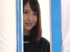 ＜マジックミラー号＞乳首マッサージから全裸にされハメられる奥さん。綺麗な顔して善がり狂うエッチな身体