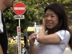 【人妻ナンパ】街角でお声掛けされたミニスカ姿のマダムが若い男に寝取られます。初対面チンポで乱れまくりの激イキ中出しSEX