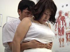 ＜マッサージ＞戸惑いながらも感じてその気になる巨乳のおばさん。フェラってチンポ挿入で激イキ中出しファック