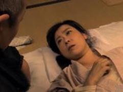 【ヘンリー塚本】性欲の強い夫と病弱の熟女妻。二人の間で交渉が成立。夜のお相手に連れ子を使う事。汚れた性交、淫乱ファック