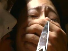 ＞「声を出したらぶっ殺す」男に不法侵入され犯される悲惨な爆乳女。刃物で脅されマラをねじ込まれての強制、中出しセックス