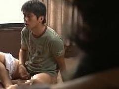 ＞息子のセンズリを覗きながら乳首ポチの五十路母が欲情しての相互オナニー。そこから始まるただれた関係、中出し母子相姦