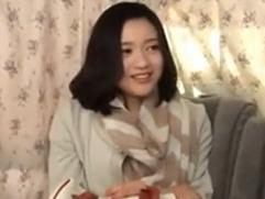 ＜人妻ナンパ＞夫婦の営みが月2の綺麗な奥さんは物足りなくオナニーをしているんだそう。今宵は初対面チ〇ポをハメられ中出し