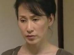 ＞熟女寮母が中年チンポと若いチンポとでハメまくり、淫乱生活