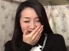 熟女ナンパ。エッチな質問に恥じらう奥さんはレスで欲求不満。今宵は初対面チンポを味わっての激イキファック、ザーメン顔射