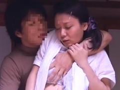 ＞寝込みを襲われ犯される奥さん。戸惑いながらも抑えきれない感情、娘が覗いているのも知らずに寝取られ発情ファック