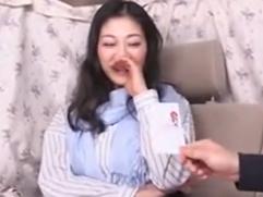 ＜熟女ナンパ＞3人の子持ちで41歳の奥様。下着チェックから感じさせられ濃厚フェラ。ホテル移動でSMプレイ、中出しファック