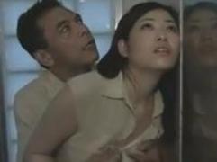 《ヘンリー塚本》愛人カップルが公衆便所でお互いの不倫パートナーを交換しての淫らな性交。聞き耳をたてながらの立ちバック