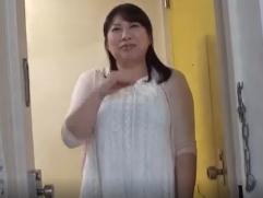 ＜おばさんレンタル＞扉を開けた瞬間から動画撮影されてる40歳のぽっちゃり家政婦。お客はリピーター。今回もやはりチンポ挿入