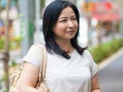 【人妻ナンパ】十年セックスレスという四十路くらいの奥さんが発情してイケメン君を横にエロモード突入