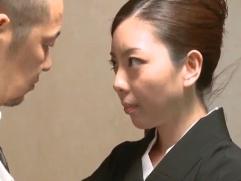 ＞亡き夫の兄に力尽くで犯される未亡人。力尽くでマラをねじ込まれての鬼畜な強制、中出しファック