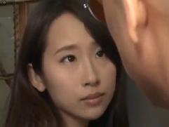 ＞「俺のマラ欲しくないか？」「欲しい、おじさんの事、嫌いじゃないから」母の留守に訪ねてきた義父を招き入れ抱かれる巨乳女
