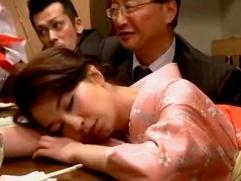 ＜艶堂しほり＞泥酔して眠ってしまった女将を廻してハメまくる男達。乱交、強制ファック