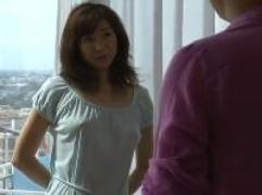〖小池絵美子〗高層ホテルの窓際でカーテンを全開にした昼間からの情事。激しくマンコを貫かれての激イキ不倫SEX