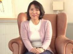 結婚歴10年で35歳の人妻がトキメキを求め初撮りに挑戦。夫以外のチンポをフェラってマンコを貫かれる快感