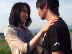 ＞もう抑えきれない感情、母親と息子が激しく交じり合って抱き合う禁断の激イキ中出しファック