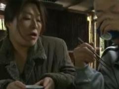 《ヘンリー塚本》山小屋で豊満熟女が男とSEX三昧、淫乱生活