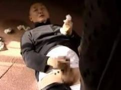 下着泥棒の変態男がそのパンティーを手にマスカキ。それだけでは終わらず母親を力尽くで犯す鬼畜なまでの強制ファック