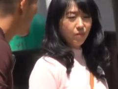 ＜熟女ナンパ＞40歳くらいの奥さん。手マンにクンニ、初対面チンポで善がり乱れてのだいしゅきホールド、激イキ中出しファック