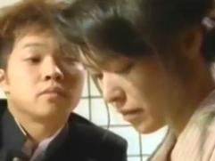 ＞「金の為に抱かれるなんて売春婦だな」嫉妬する息子をビンタするもチンポを咥える母親。淫らな日常、淫乱生活