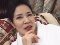 五十路熟女はまだまだ現役。若いチンポを味わいハメられご満悦～