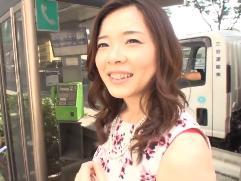 ＜熟女ナンパ＞街角でお声かけされた結婚歴10年の綺麗な奥さん。キス堕ちしてハメられます。しかも激イキ中出しファック