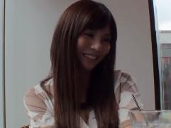 ＞結婚歴3年の綺麗な30代妻。自ら服を脱ぎ恥じらいながらのオナニーから始まっての激イキ発情ファック