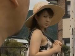 ＞バス停にいた男に襲われ犯される悲惨な女。拉致され全裸で縛られての鬼畜な強制ファック