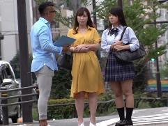 ＜母娘ナンパ＞ほろ酔い気分の奥さん、娘の前でも超エロ。気がつけば乳首とマ〇コも露わにほとんど3P、中出しファック