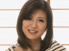 ＞旦那に構って貰えなくて欲求不満の綺麗な奥さん。それに、旦那以外のチンポに興味がありAV出演を決意
