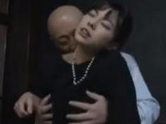 《卯水咲流》ディープキスに濃厚なフェラチオ。未亡人が亡き夫の遺影の前での淫らな性交