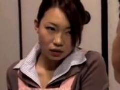 ＞泥酔して熟睡した旦那のすぐ側で主婦が知人と浮気な淫行。 大胆過ぎる、淫乱、激イキ発情ファック