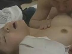 《ヘンリー塚本》求められると拒めない女中。二本のチンポで寝取られ喘ぐ淫らな性交