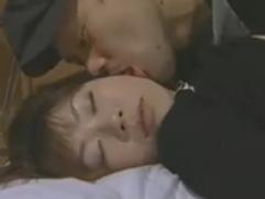 ＞忍び込まれて襲われ、クロロホルムで眠らされての鬼畜な性交。レイプされてしまった悲惨妻