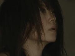 ＞寝込みを襲われ犯される女。「騒ぐとぶっ殺す」刃物で脅されマラをねじ込まれての悲惨な強制ファック