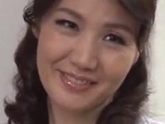 ＞「我慢できないよ母さん」嫁を尻目に母親の身体を欲しがる息子。暴走して始まる近親相姦、激イキ発情ファック