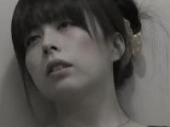 全裸で吊るされハメられまくるのが大好物なドM女。窓の向こうにいる覗き魔には全裸を見せ付ける痴女行為。そして淫乱モード
