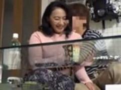 【隠し撮り】52歳のおばさんが口説かれちゃいます。衣類を脱がされ全裸にされての中出しファック