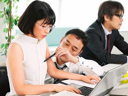 そんなにずっと責められたら乳首バカになっちゃう！執拗なエロ上司の乳首ハラスメントの日々がはじまった…！