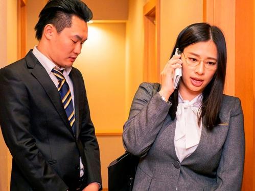 ツインの相部屋で相部屋現地泊になってしまった！デキる女上司と絶倫部下のコンプライアンス崩壊激突き濃厚セックス！