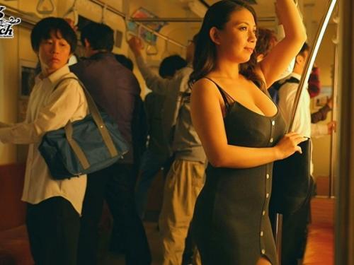 卑猥過ぎる熟れたエロボディを強調させるボディコンに身を包み生徒たちを誘惑挑発する淫乱女教師！