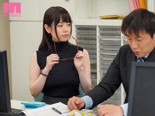 無口で地味子だった窓際社員が…実は隠れ巨乳おっぱいエロボディで卑猥な淫語で誘惑するドスケベ淫乱痴女！