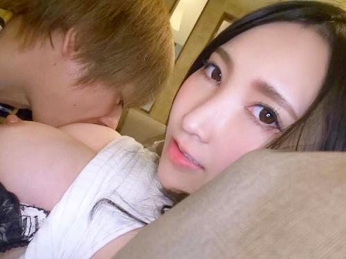 自前の潤滑油ドバドバ無毛パイパンマンコにチンポ挿入激突きピストン騎乗位セックスで巨乳おっぱいエロボディが激揺れ！