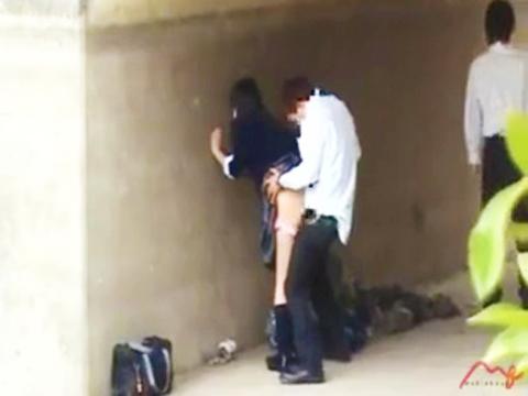 ＜個人盗撮＞学年でナンバーワンの美少女と野外乱交！！最高ランクな現役ロリ女子高生の性交が撮影されていた悲劇＜ギャルJK＞