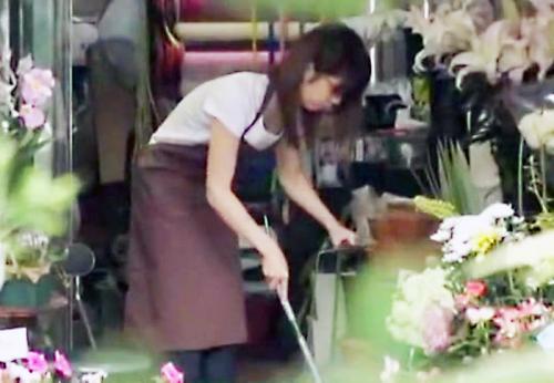 ＜レ●プ＞花屋のスレンダー美少女店員さん♪ 店内で強制手マン潮吹きさせられた鬼畜チンポをフェラご奉仕してしまう！