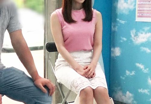 ＜MM号＞旦那とお出掛け中のエロ尻巨乳奥さん♪ ビン勃ち乳首マッサージで愛液が糸引く清楚な人妻マンコに中出しされてしまう！