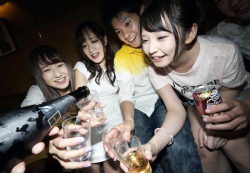 ＜素人＞ドキュメント★某大学ヤリサー美女さん♪ ぶっかけ×潮吹き×レズ×放尿…何でもあり酒池肉林乱交SEX晒してしまう！